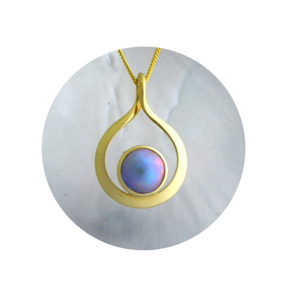 18ct gold twist pendant with Brereton Blue Pearl.